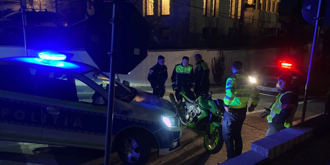 Urmărire cu câteva ore înainte de slujba de Înviere, pe străzile Sucevei, după un motociclist fără permis și cu numere false. Polițiștii l-au ”binecuvântat” cu amenzi de peste 6.600 de lei și dosar penal