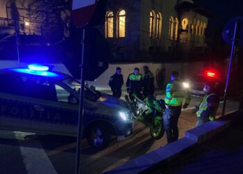 Urmărire cu câteva ore înainte de slujba de Înviere, pe străzile Sucevei, după un motociclist fără permis și cu numere false. Polițiștii l-au ”binecuvântat” cu amenzi de peste 6.600 de lei și dosar penal