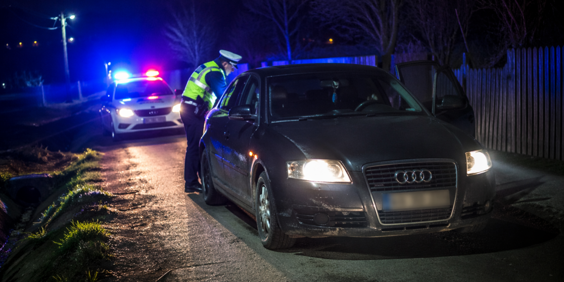 Fără permis, prins după o urmărire în trafic. A sărit de la volan pe bancheta din spate. Polițiștii l-au ”cazat” 24 de ore în arest