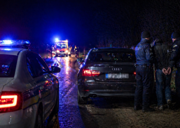 Șofer beat, în zig-zag pe șosea, a fugit 3 kilometri de poliție. A ajuns la spital în cătușe