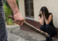 ”Viteaz” din Vatra Moldoviței, evacuat din locuință după ce s-a îmbătat și și-a strâns de gât soția. A vânat-o cu un lemn prin curte