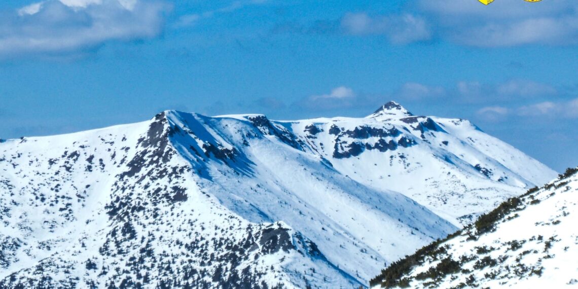 Iarna lovește din nou la munte. Salvamont Suceava avertizează turiștii care vor să urce în zona montană a județului