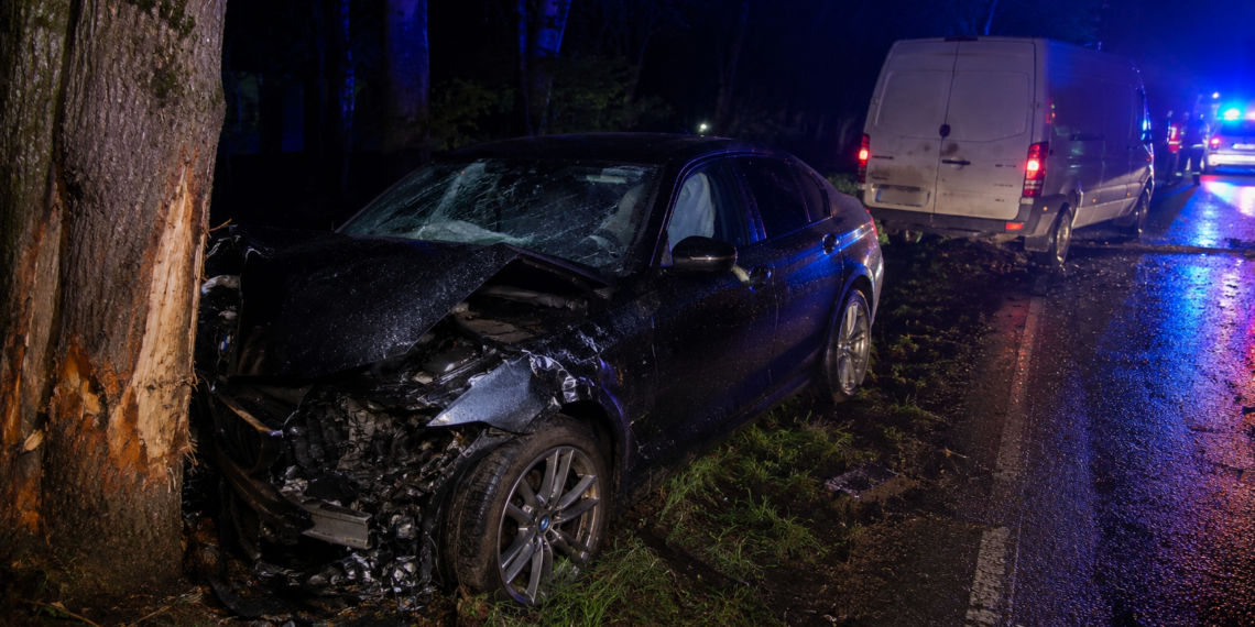 Tânăr de 26 de ani, reținut după ce s-a îmbătat și a provocat un accident rutier la Marginea. Aghesmuitul a lovit o autoutilitară și s-a oprit cu BMW-ul într-un copac