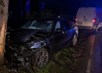 Tânăr de 26 de ani, reținut după ce s-a îmbătat și a provocat un accident rutier la Marginea. Aghesmuitul a lovit o autoutilitară și s-a oprit cu BMW-ul într-un copac
