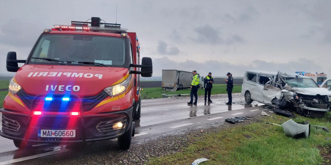 TIR condus de un ucrainean de 21 de ani, scăpat de sub control la Cumpărătura. Trei persoane dintr-o mașină care circula regulamentar au ajuns la spital