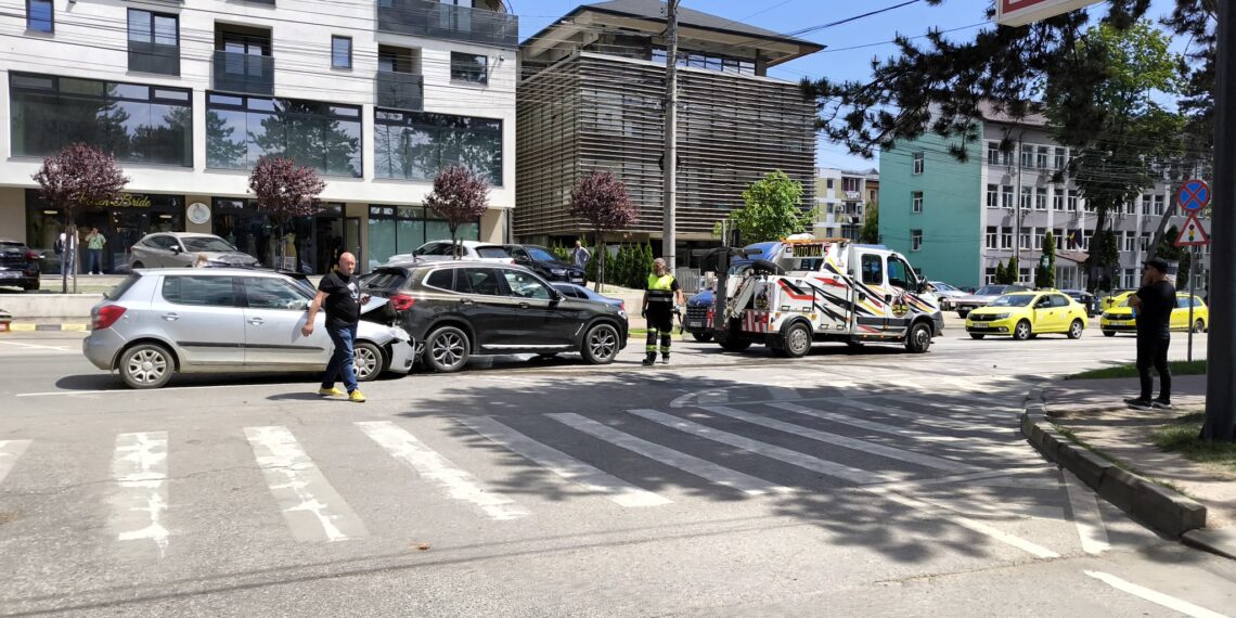 Un șofer beat a ”pupat” BMW-ul din fața sa pe strada Universității, la doi pași de Poliția Municipiului Suceava
