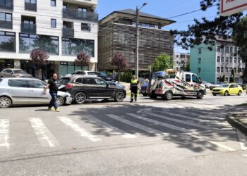 Un șofer beat a ”pupat” BMW-ul din fața sa pe strada Universității, la doi pași de Poliția Municipiului Suceava