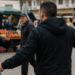 Panică în Piața Mare din Suceava. Un tânăr înarmat cu un cuțit și un pistol airsoft a amenințat o femeie și a tras două focuri în aer