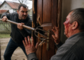 Bărbatul din Frasin care i-a spart ușa vecinului cu furca, l-a rănit și l-a amenințat că nu se lasă până nu-l omoară a fost trimis acasă după 24 de ore de arest. Procurorii l-au plasat sub control judiciar