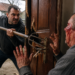 Bărbatul din Frasin care i-a spart ușa vecinului cu furca, l-a rănit și l-a amenințat că nu se lasă până nu-l omoară a fost trimis acasă după 24 de ore de arest. Procurorii l-au plasat sub control judiciar