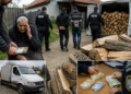 Percheziții la doi șarlatani din Horodnic de Sus, după ce au păcălit o bătrână să dea 4.000 de lei pe lemne de foc ce valorau de aproape șase ori mai puțin