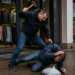 Închisoare cu suspendare pentru un rădăuțean care a fost la un pas să omoare cu ciocanul un bărbat, pe o stradă din Rădăuți. Agresorul credea că victima a furat din outlet-ul soției sale. Patroana i-a plătit victimei 20.000 de euro ca să renunțe la pretenții