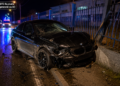 Tânăr de 19 ani, cu BMW-ul în gardul ACET după ce a făcut drifturi, la miezul nopții, pe o stradă din Suceava. Un pasager a ajuns la spital