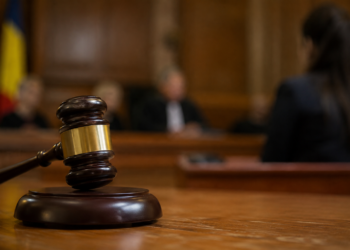 Două eleve de la LPS, condamnate după ce au bătut o adolescentă pe stradă. Inculpatele trebuie să-i plătească victimei daune de 15.000 de lei