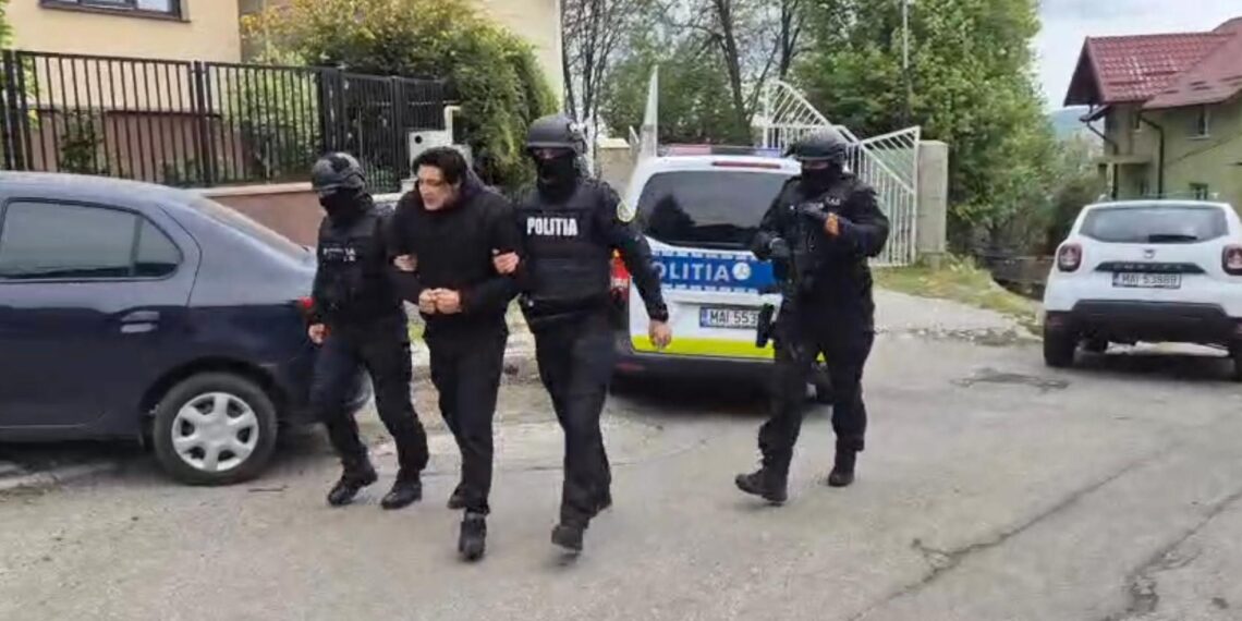 Suceveanul care a provocat panică în Piața Mare, fluturând un cuțit și trăgând cu un pistol, a fost reținut pentru 24 de ore. Femeia amenințată refuză, în continuare, să depună plângere