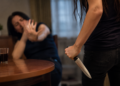 3 ani și 4 luni de închisoare pentru o femeie care și-a înjunghiat prietena cu două cuțite în gât, pe motiv că ar fi înjurat-o de mamă, după câteva pahare