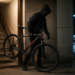 Tânărul care ”culegea” biciclete și trotinete din scările blocurilor din Suceava, condamnat la aproape 5 ani de închisoare