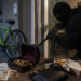 Hoț condamnat la peste 3 ani de închisoare după șapte furturi comise în doar câteva luni. A furat bani, bijuterii, o bicicletă și chiar un pachet de țigări desfăcut
