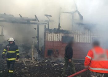 Grajd făcut scrum la Dorna Arini. Flăcările au ucis două bovine, 40 de pui de găină și au produs pagube de 50.000 lei
