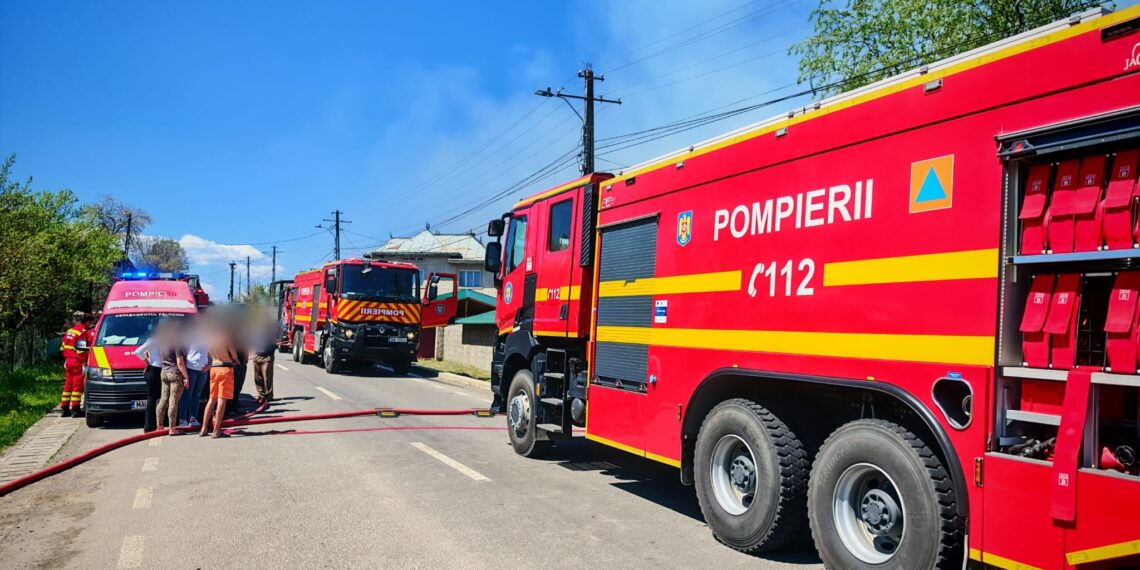 Incendiu la grădina zoologică din Zaharești. Proprietarul, în vârstă de 62 de ani, a suferit o intoxicație cu fum