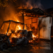 O mașină electrică a luat foc în curtea unei familii din Vicovu de Jos, iar incendiul s-a extins la garaj