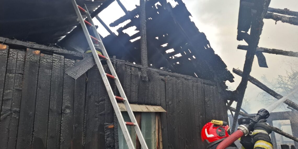 Incendiu puternic la o gospodărie din Râșca. O bătrână de 79 de ani a suferit un atac de panică văzându-și casa mistuită de flăcări. Câinele acesteia a suferit arsuri