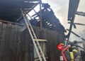 Incendiu puternic la o gospodărie din Râșca. O bătrână de 79 de ani a suferit un atac de panică văzându-și casa mistuită de flăcări. Câinele acesteia a suferit arsuri