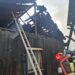 Incendiu puternic la o gospodărie din Râșca. O bătrână de 79 de ani a suferit un atac de panică văzându-și casa mistuită de flăcări. Câinele acesteia a suferit arsuri