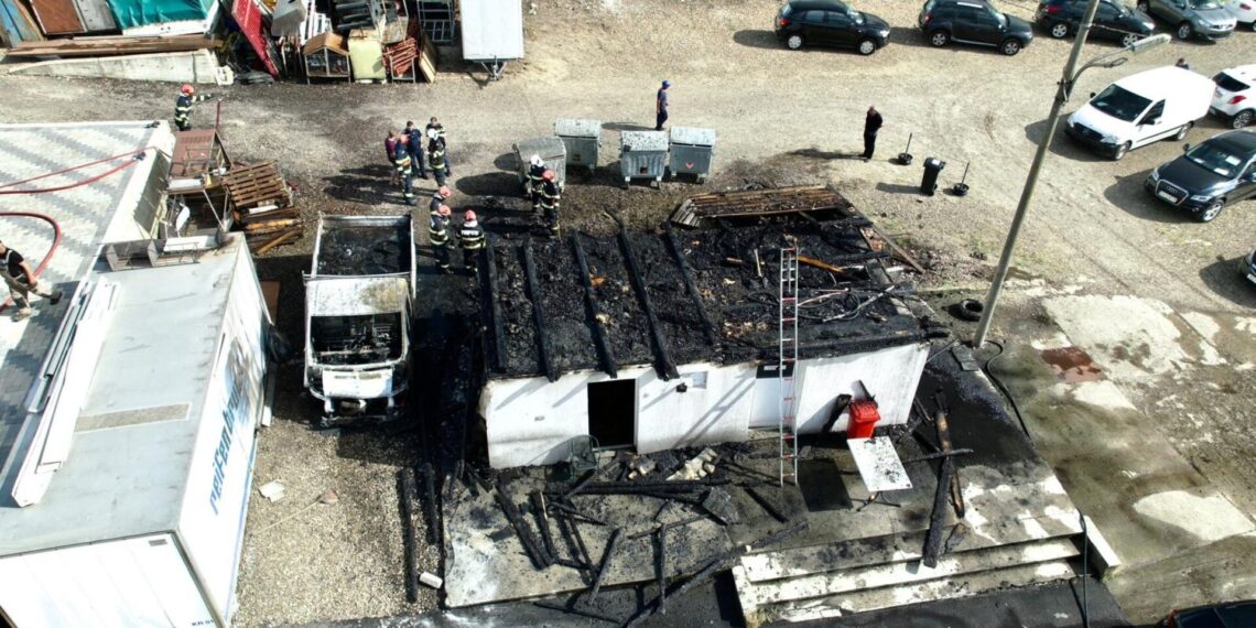 O țigară aruncată aiurea a provocat un incendiu la Târgul Auto Cumpărătura. Au ars toaleta, o mașină și acoperișul unei anexe, iar flăcările amenințau alte autovehicule