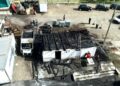 O țigară aruncată aiurea a provocat un incendiu la Târgul Auto Cumpărătura. Au ars toaleta, o mașină și acoperișul unei anexe, iar flăcările amenințau alte autovehicule