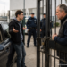 Pedeapsă simbolică pentru un patron care a ținut captivi 45 de minute o femeie și pe fiul ei după ce au intrat în curtea firmei să întoarcă mașina lângă RAR Suceava. Individul a avut o atitudine sfidătoare inclusiv față de polițiști