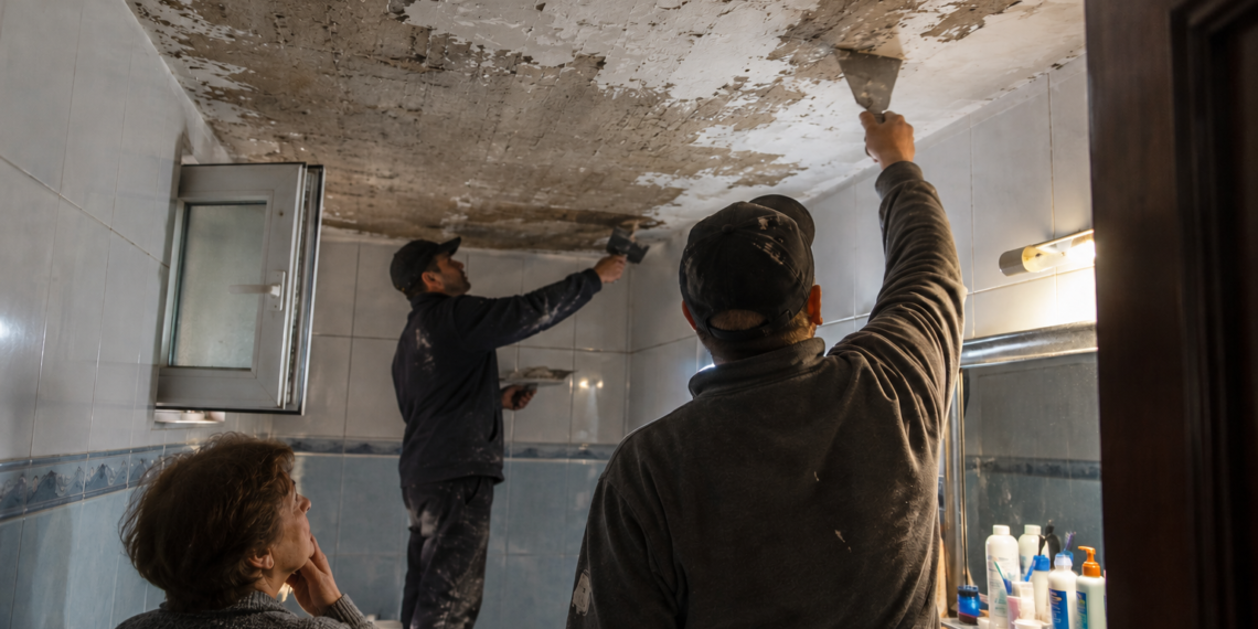 Au răzuit tavanul, au dat cu glet câteva minute și au cerut 3.000 de lei. O femeie din Suceava a rămas fără ultimii bani din casă după o ”renovare” neașteptată