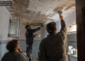 Au răzuit tavanul, au dat cu glet câteva minute și au cerut 3.000 de lei. O femeie din Suceava a rămas fără ultimii bani din casă după o ”renovare” neașteptată