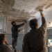 Au răzuit tavanul, au dat cu glet câteva minute și au cerut 3.000 de lei. O femeie din Suceava a rămas fără ultimii bani din casă după o ”renovare” neașteptată
