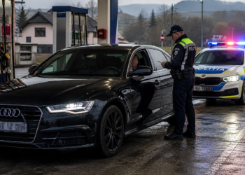 Îi place volanul mai mult decât libertatea! Recidivist din Voitinel, convins că scapă de poliție dacă trage în benzinărie. A ”câștigat” 24 de ore în arest