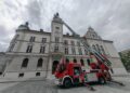 Pescăruș salvat de pompieri de pe acoperișul Palatului Administrativ din Suceava. Pasărea era rănită și blocată în zona turnului