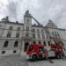 Pescăruș salvat de pompieri de pe acoperișul Palatului Administrativ din Suceava. Pasărea era rănită și blocată în zona turnului