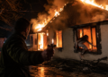 Sucevean trimis în judecată după ce a încercat să își incendieze fosta soție și fiica, într-o casă din Dumbrăveni, în prima zi a anului. Tânăra a scăpat pe geam din locuința cuprinsă de flăcări. Bărbatul își așteaptă pedeapsa în libertate
