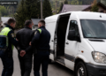 Bărbat fără permis, prins la volanul unei autoutilitare cu numere false și expirate, reținut pentru 24 de ore după un control al polițiștilor din Frasin