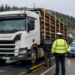 Amendă de 12.000 de lei pentru un șofer care a dat peste cap cântarul. Transportul de lemne a fost oprit la Frumosu