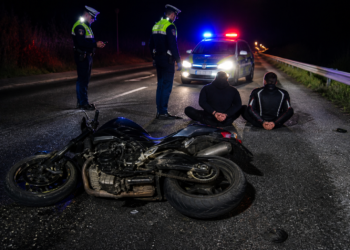 Urmărire ca-n filme la Rădăuți după un motociclist fără permis, cu pasager. Cei doi au fost ”culeși” de pe jos și încătușați. Teribilistul a fost amendat cu aproape 10.000 de lei