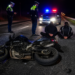 Urmărire ca-n filme la Rădăuți după un motociclist fără permis, cu pasager. Cei doi au fost ”culeși” de pe jos și încătușați. Teribilistul a fost amendat cu aproape 10.000 de lei