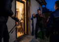 Reținut după o noapte de teroare în Frasin. Un individ beat a spart ușa casei unui localnic cu furca, a rănit proprietarul și a încălcat ordinul de protecție