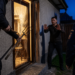 Reținut după o noapte de teroare în Frasin. Un individ beat a spart ușa casei unui localnic cu furca, a rănit proprietarul și a încălcat ordinul de protecție