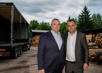 Trei infracțiuni și peste 115 metri cubi de lemn fără acte, descoperiți la Nepotul SRL din Mălini. Polițiștii i-au confiscat fostului candidat PNL la Primăria Mălini material lemnos de aproape 46.000 de lei