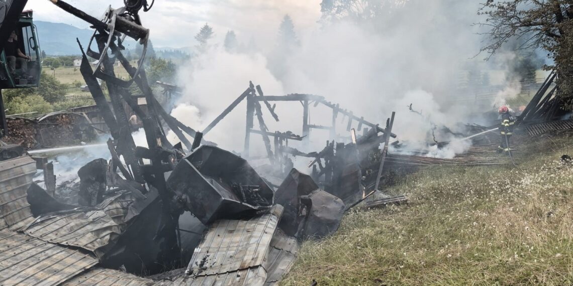 Trăsnetul a făcut prăpăd într-o gospodărie din Sărișoru Mare. Anexe, utilaje și lemne de foc distruse într-un incendiu de proporții