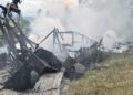 Trăsnetul a făcut prăpăd într-o gospodărie din Sărișoru Mare. Anexe, utilaje și lemne de foc distruse într-un incendiu de proporții