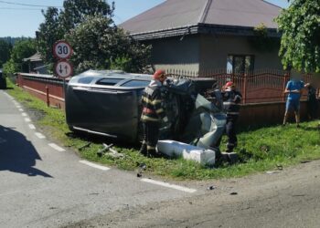 Doi copii de 3 și 9 ani au ajuns la spital după un accident produs la Mălini. Un șofer de 74 de ani s-a izbit de mașina pe care încerca să o depășească neregulamentar