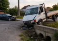 Un tânăr a încercat să evite impactul cu un Mercedes care nu i-a acordat prioritate și a intrat cu autoutilitara într-un cap de pod. Șoferul și un pasager au ajuns la spital