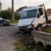 Un tânăr a încercat să evite impactul cu un Mercedes care nu i-a acordat prioritate și a intrat cu autoutilitara într-un cap de pod. Șoferul și un pasager au ajuns la spital